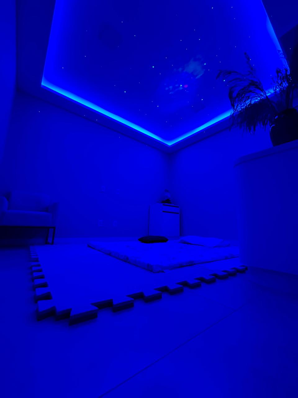 Ambiente preparado para atendimento de Thai Massage em Campo Bom, com colchonete no chão e teto iluminado