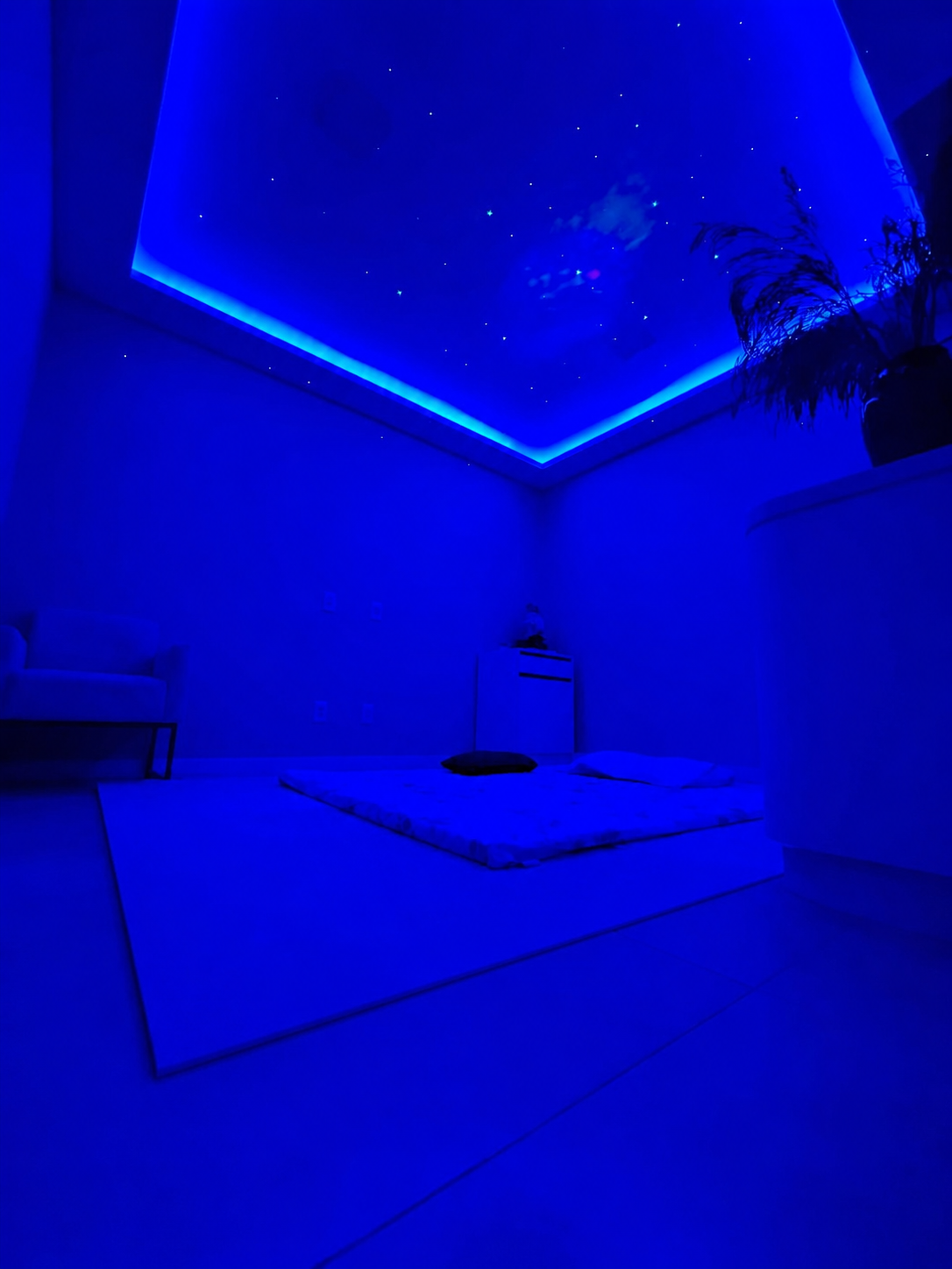 Ambiente preparado para atendimento de Thai Massage em Campo Bom, com colchonete no chão e teto iluminado